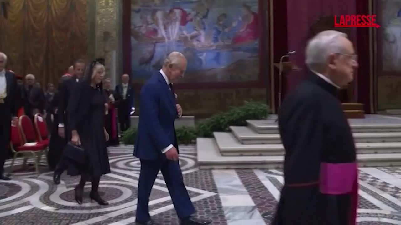 Re Carlo III e la regina Camilla in Vaticano, la storica preghiera con Papa Leone XIV Re Carlo III e la regina Camilla in Vaticano, la storica preghiera con Papa Leone XIV