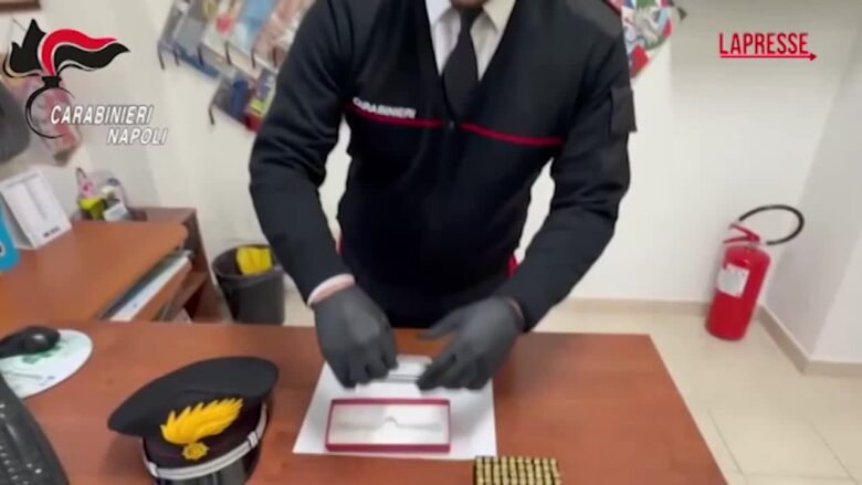 Napoli, nascondeva penne pistola pronte a uccidere: arrestato 27enne