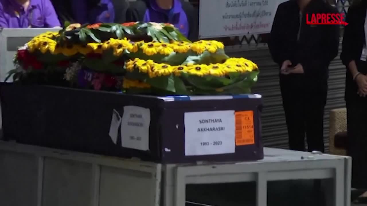Gaza, il corpo di un ostaggio thailandese ucciso il 7 ottobre torna in patria Gaza, il corpo di un ostaggio thailandese ucciso il 7 ottobre torna in patria