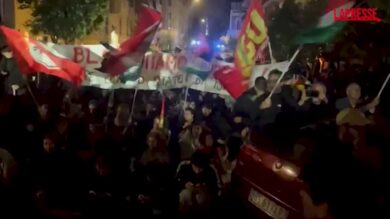 Roma, corteo pro-Pal: manifestanti seduti per terra in segno di protesta