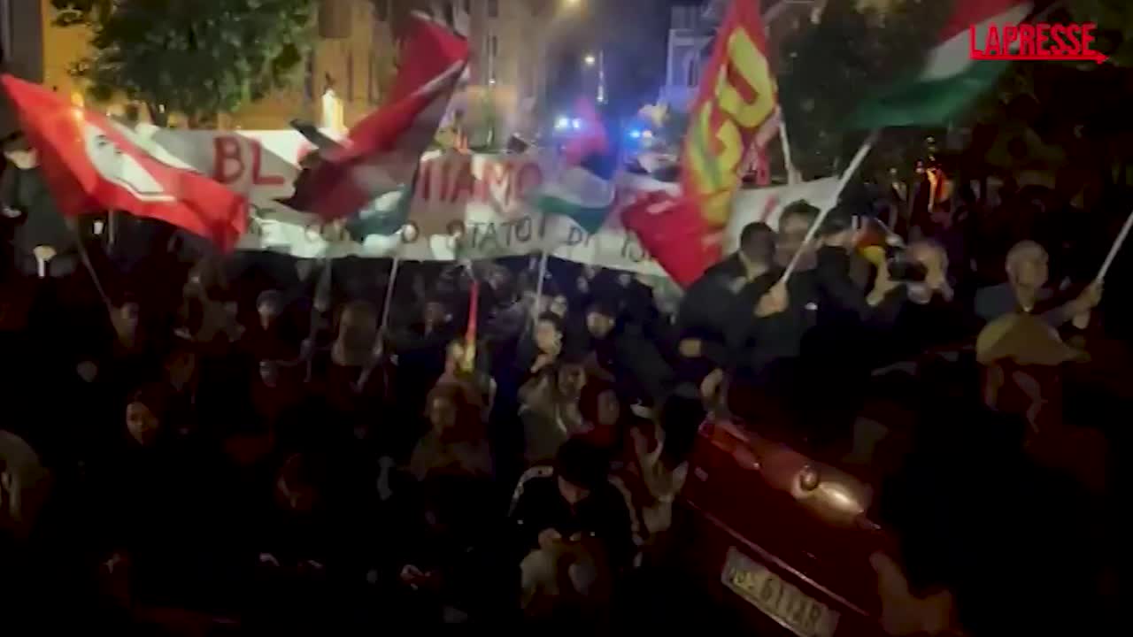 Roma, corteo pro Pal: manifestanti seduti per terra in segno di protesta Roma, corteo pro Pal: manifestanti seduti per terra in segno di protesta