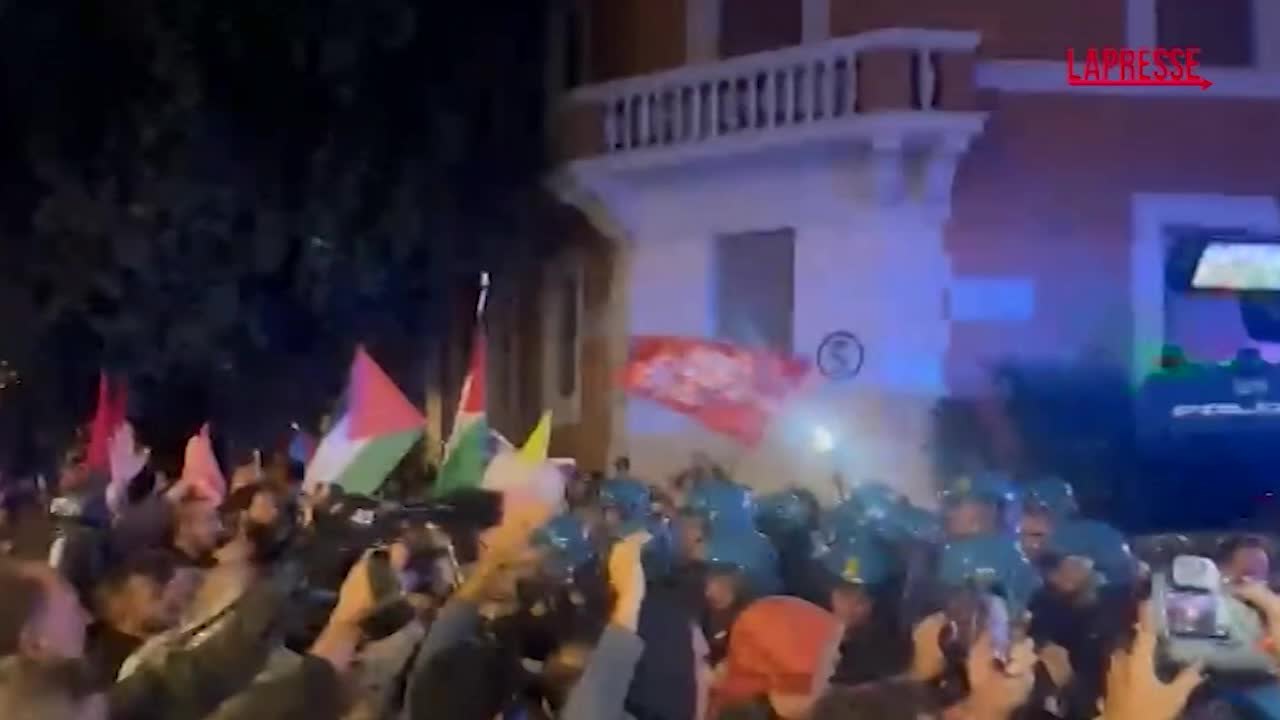 Roma, scontri a manifestazione pro Palestina: idranti in azione Roma, scontri a manifestazione pro Palestina: idranti in azione