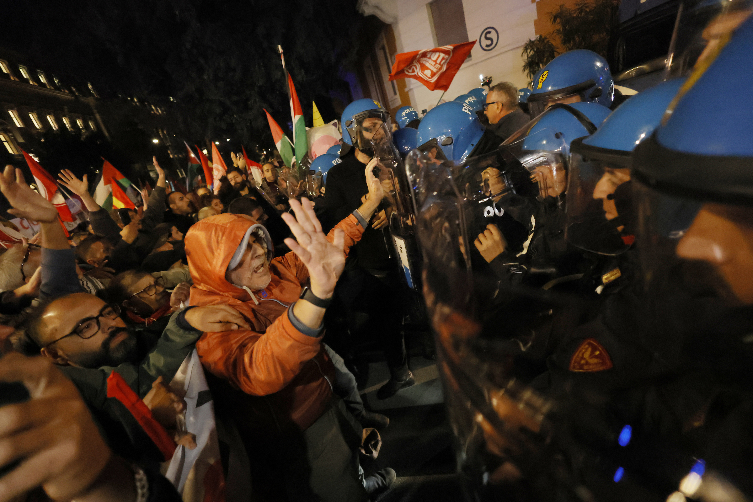 Gaza, scontri a Roma tra polizia e manifestanti pro Pal: azionati gli idranti