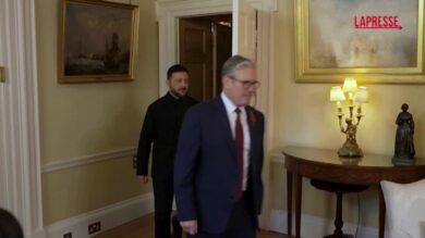 Zelensky a Starmer: “Putin spinge verso il disastro umanitario”