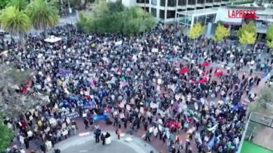 San Francisco, in centinaia in piazza per protestare contro la politica sull'immigrazione di Trump