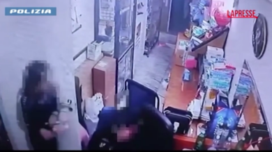 Catania, calci e pugni alla moglie malata: il video delle violenze