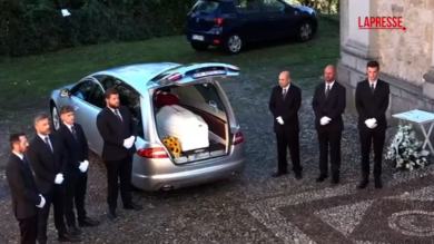 Funerali Pamela Genini, bara bianca arriva in chiesa a Strozza