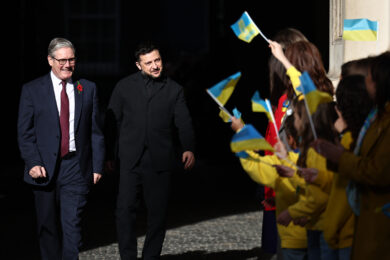 Ucraina, Zelensky incontra i Volenterosi a Londra. Media: Italia prepara nuovi aiuti per Kiev. Difesa: “No netto a invio missili e munizioni Samp/T”