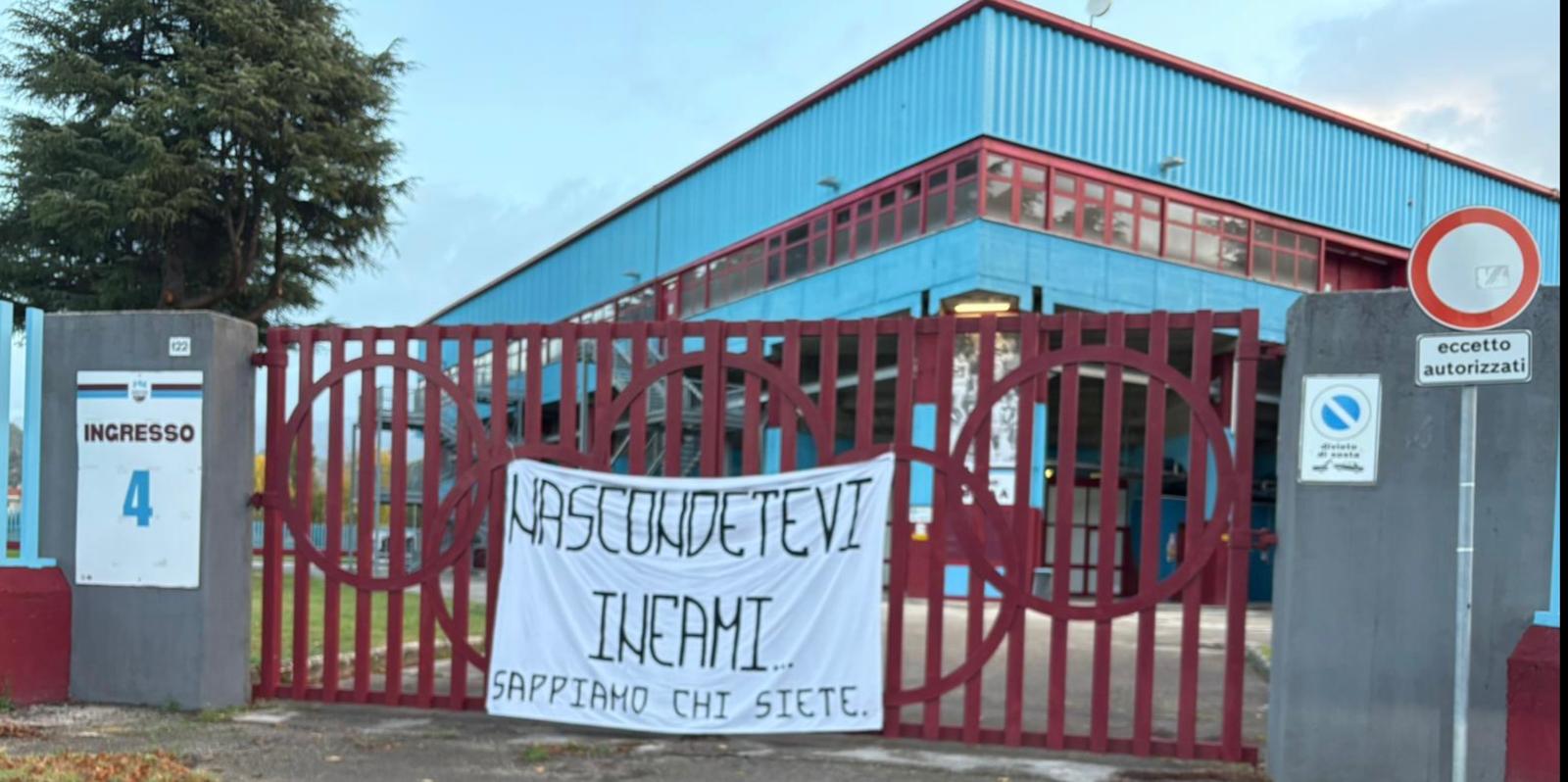 Assalto a pullman tifosi Pistoia Basket, a Rieti striscione con minacce Assalto a pullman tifosi Pistoia Basket, a Rieti striscione con minacce