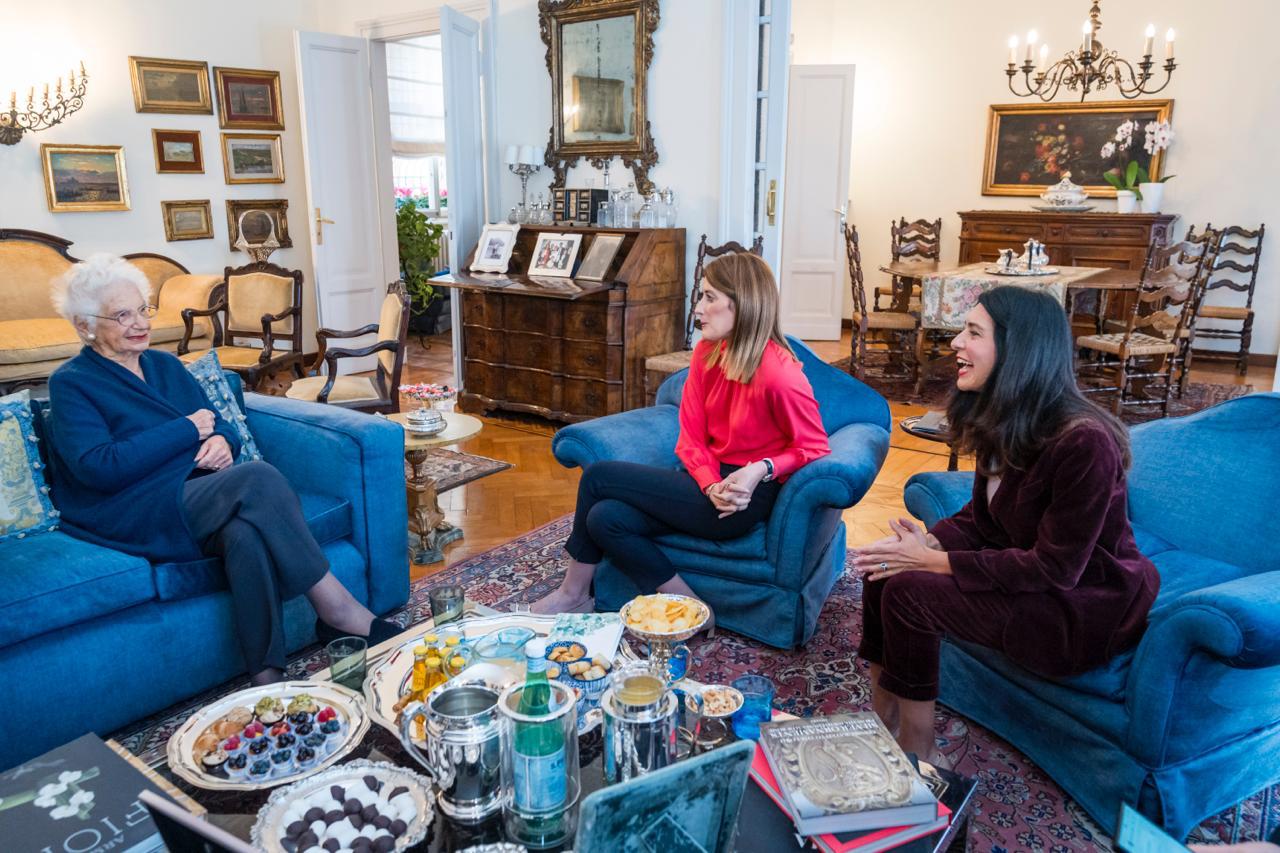 Liliana Segre, Roberta Metsola e Pina Picierno visitano la senatrice a vita: “La sua voce un esempio”