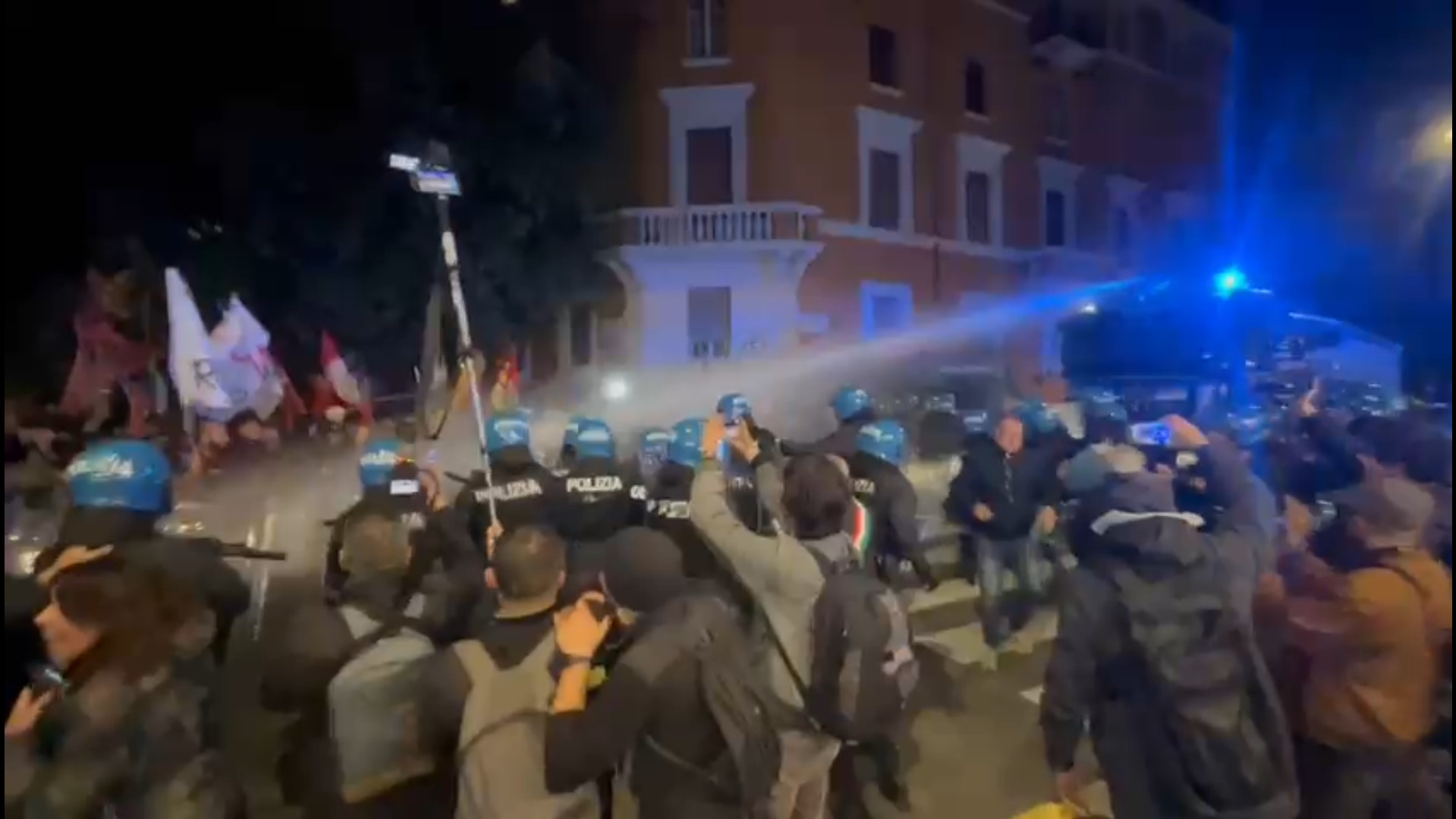 gaza scontri a roma tra polizia e manifestanti pro pal azionati gli idranti