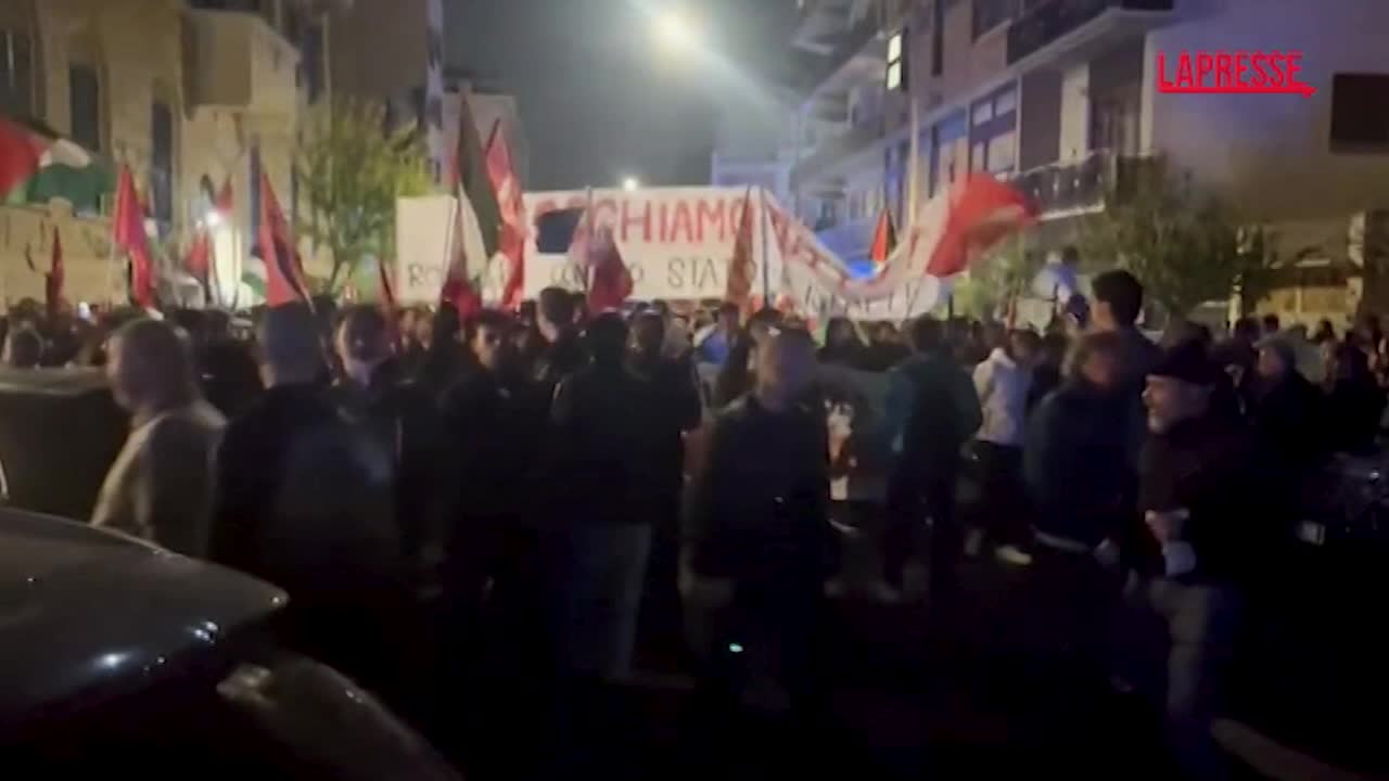 Roma, corteo pro Pal torna verso piazza Verdi: ancora idranti per fermare i manifestanti Roma, corteo pro Pal torna verso piazza Verdi: ancora idranti per fermare i manifestanti