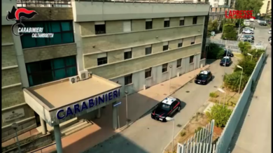 Prete accoltellato a Gela, le immagini dell'aggressione