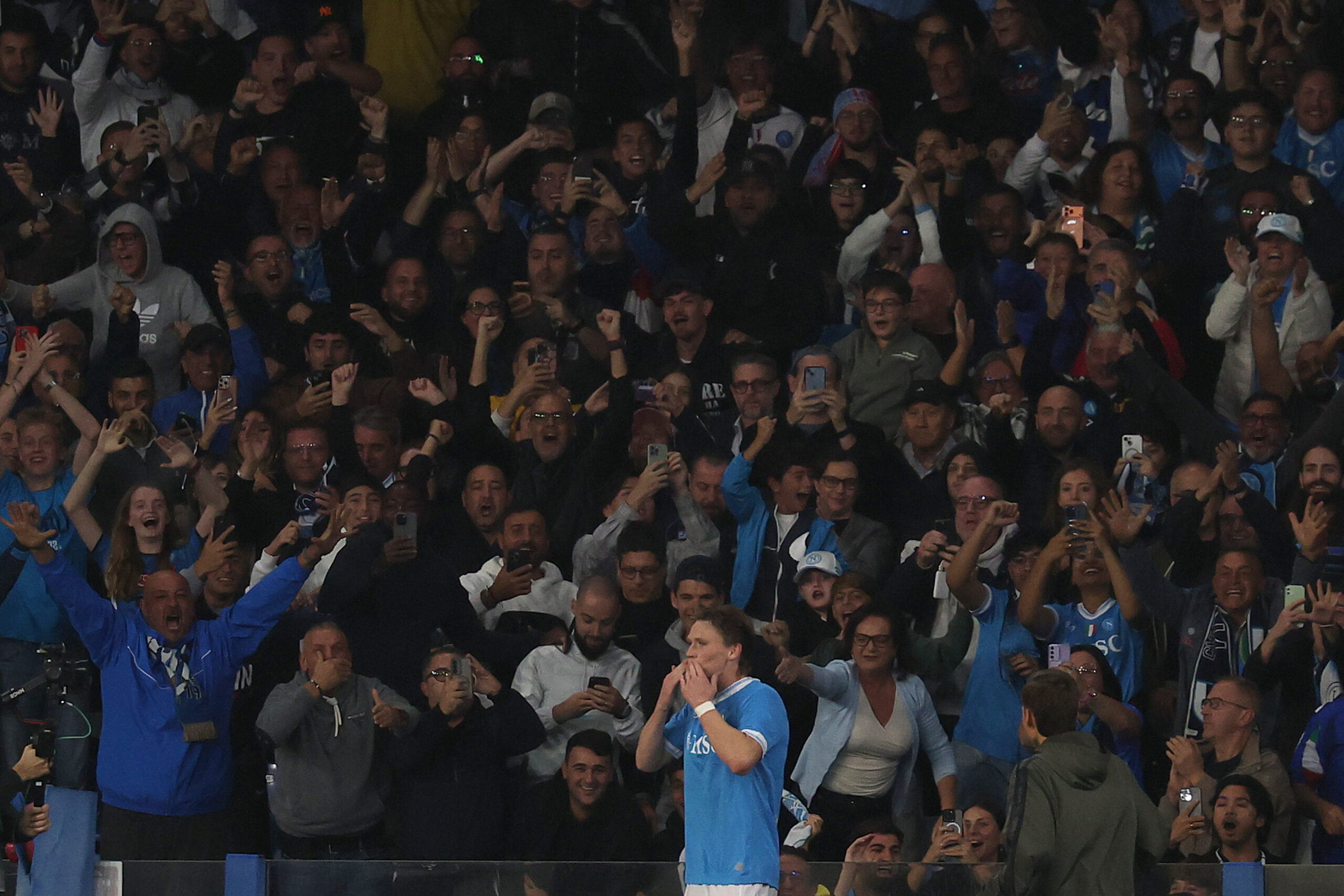 Il Napoli batte l’Inter 3-1 e vola in vetta in solitaria: De Bruyne segna il rigore e si fa male