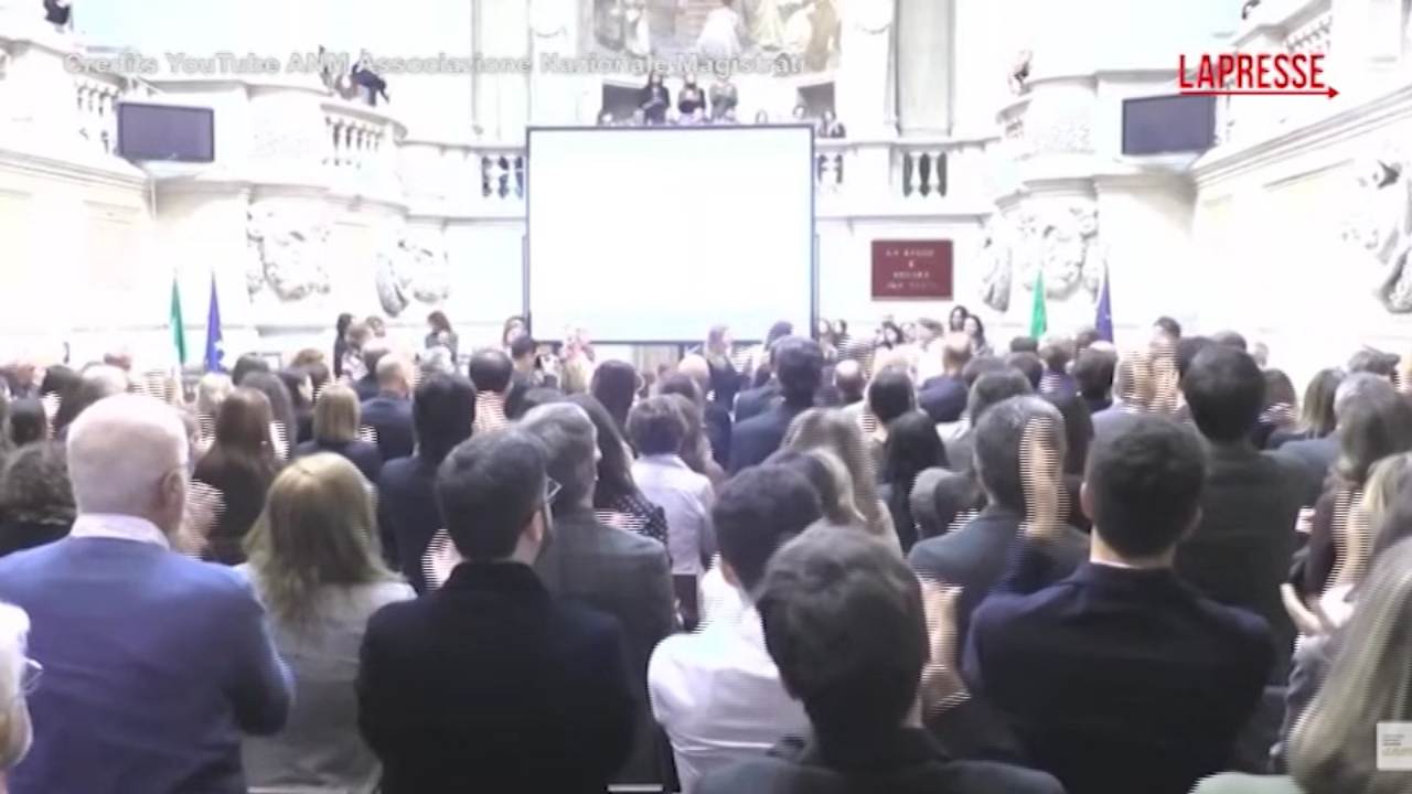 standing ovation dei magistrati per sigfrido ranucci fedina pulita da Lapresse.it standing ovation dei magistrati per sigfrido ranucci fedina pulita