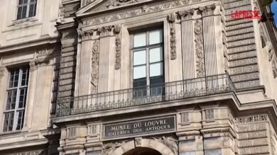 Furto al Louvre, la finestra dalla quale sono entrati i ladri è meta dei curiosi: le immagini