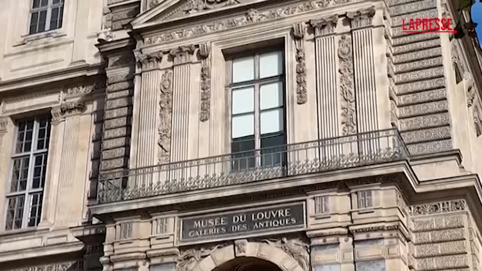 Furto al Louvre, la finestra dalla quale sono entrati i ladri è meta dei curiosi: le immagini Furto al Louvre, la finestra dalla quale sono entrati i ladri è meta dei curiosi: le immagini