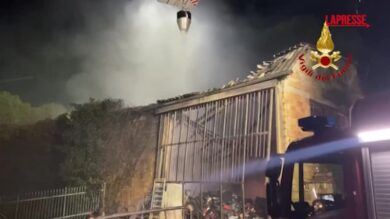Fermo, furgone prende fuoco e incendia un capannone tessile: l'intervento dei pompieri