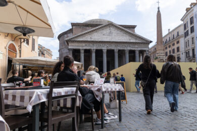 Roma, turista giapponese cade dal muro del Pantheon: muore dopo un volo di 7 metri
