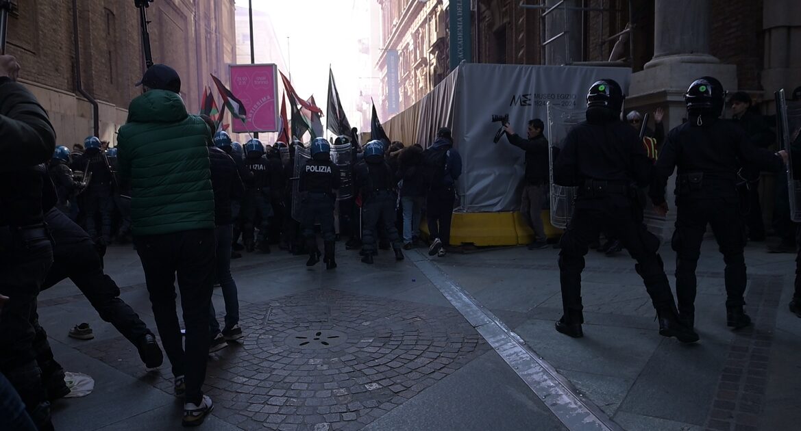 tensione a torino scontri al corteo pro palestina cariche dei carabinieri da Lapresse.it tensione a torino scontri al corteo pro palestina cariche dei carabinieri