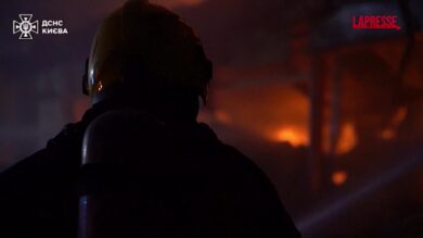 Ucraina, blitz russo con missili e droni fa morti e feriti: le immagini dalle macerie