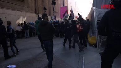 Torino, scontri fra manifestanti Pro Pal e polizia: manganellata manifestante
