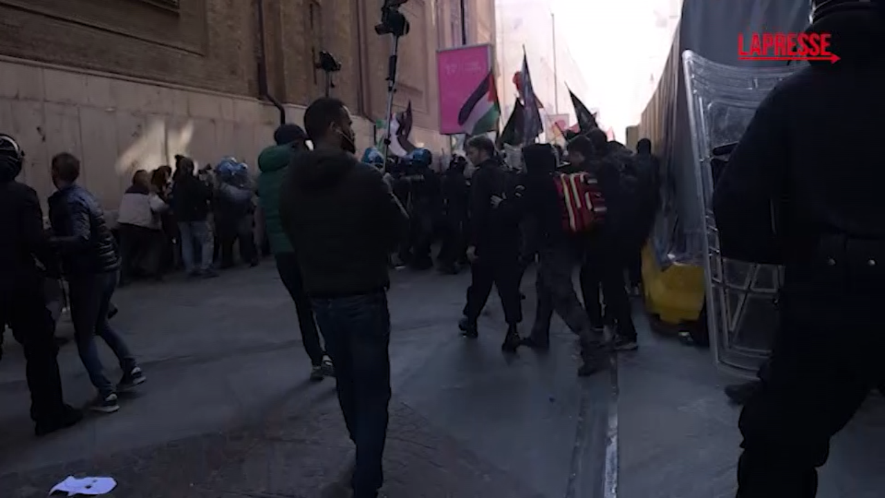 Torino, scontri fra manifestanti Pro Pal e polizia: manganellata manifestante Torino, scontri fra manifestanti Pro Pal e polizia: manganellata manifestante
