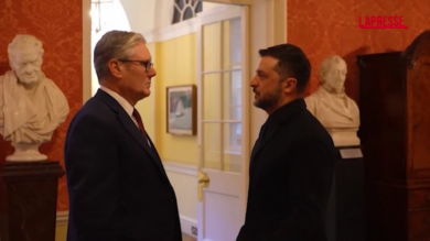 Ucraina, Zelensky presenta a Londra il drone OCTOPUS durante l’incontro con Starmer