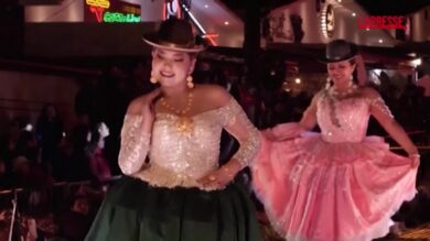 Bolivia, le sfilata di moda delle donne indigene: le colorate immagini da La Paz