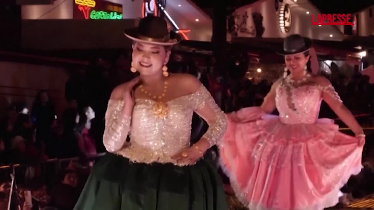 Bolivia, le sfilata di moda delle donne indigene: le colorate immagini da La Paz Bolivia, le sfilata di moda delle donne indigene: le colorate immagini da La Paz