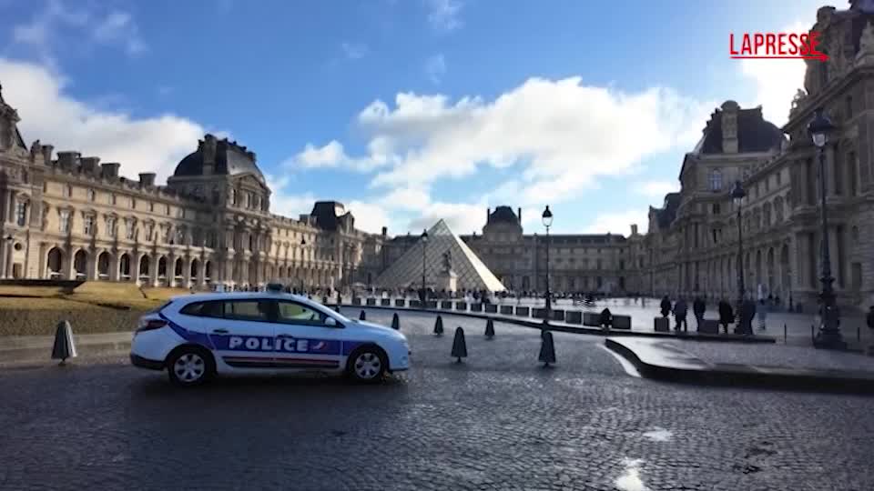 furto al louvre i parigini sui due fermi l8217importante 232 ritrovare i gioielli da Lapresse.it furto al louvre i parigini sui due fermi l8217importante 232 ritrovare i gioielli