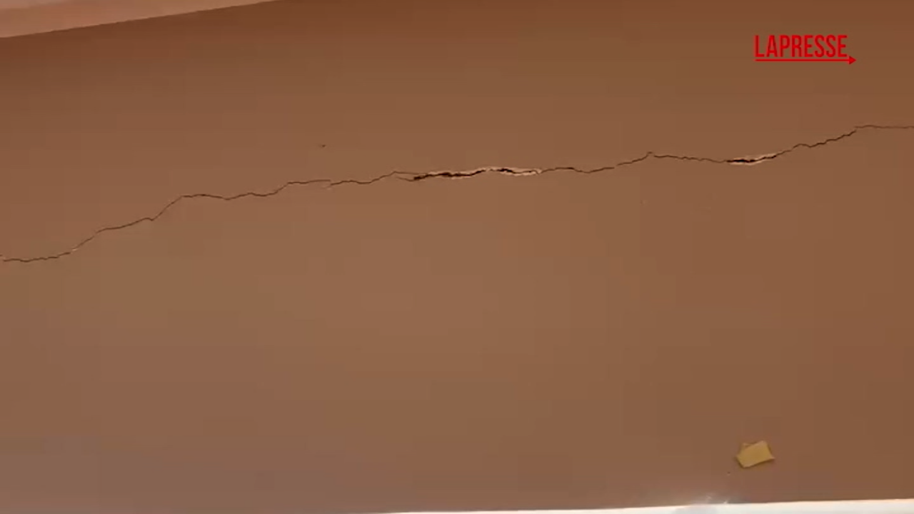 Terremoto Avellino, le crepe nei muri di alcune case di Montefredane Terremoto Avellino, le crepe nei muri di alcune case di Montefredane