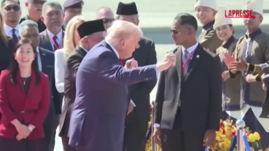 Trump in Asia, il ballo all’arrivo in Malesia