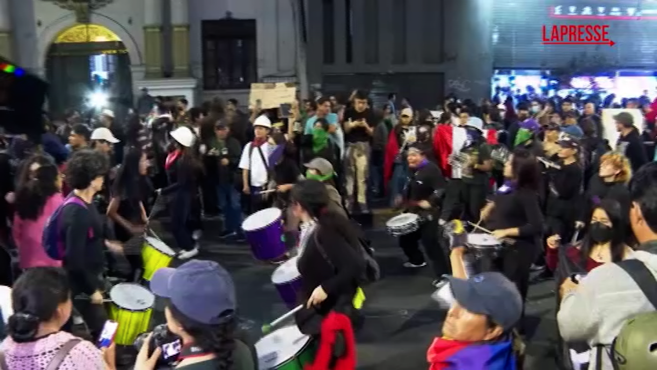 Perù, manifestazione a Lima contro il presidente Jerí Perù, manifestazione a Lima contro il presidente Jerí