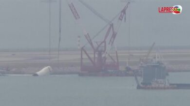 Hong Kong, recuperato il relitto del cargo Boeing 747 precipitato in mare