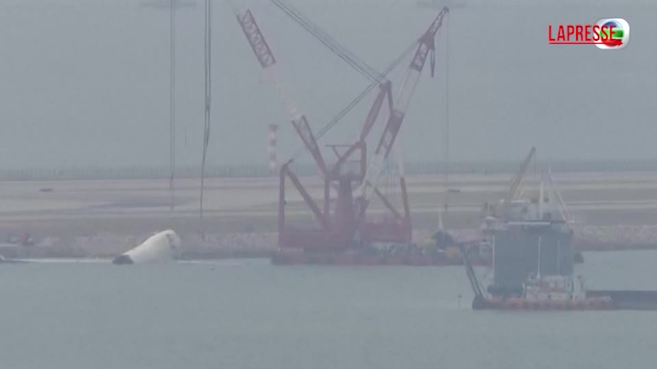 Hong Kong, recuperato il relitto del cargo Boeing 747 precipitato in mare Hong Kong, recuperato il relitto del cargo Boeing 747 precipitato in mare