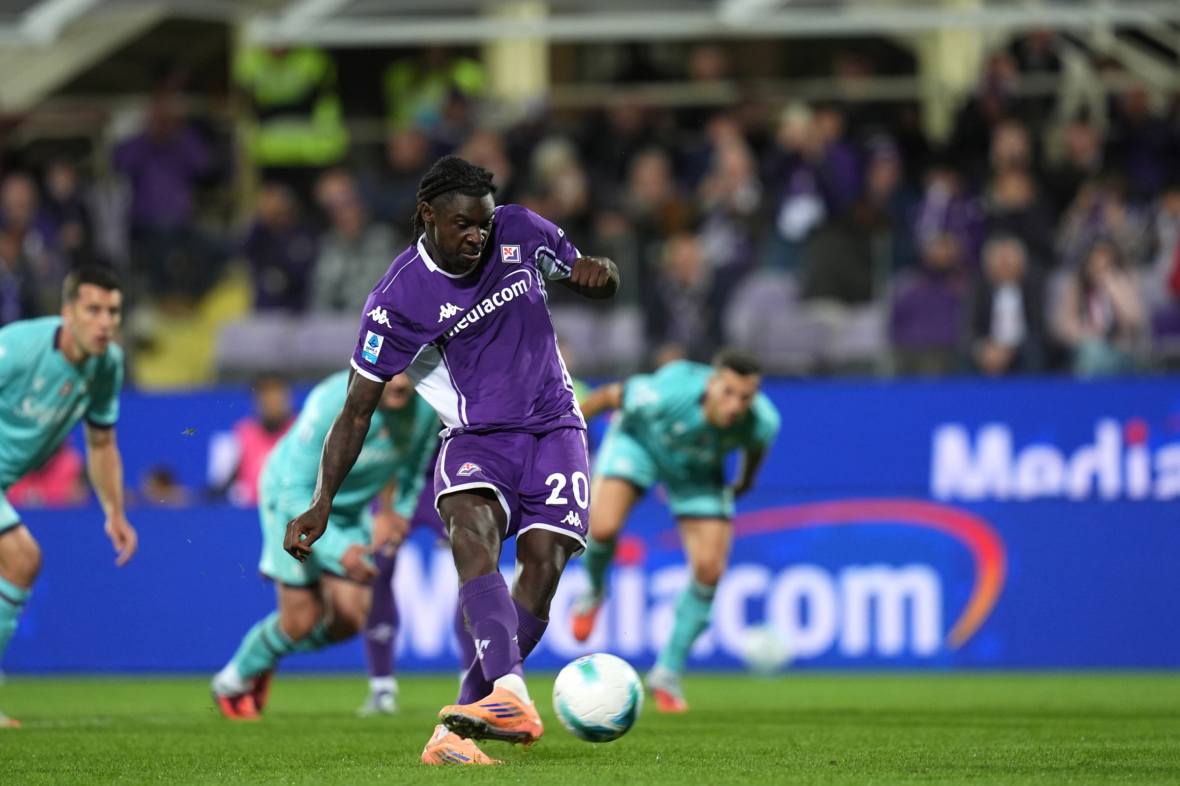 Fiorentina-Bologna 2-2, due rigori salvano i Viola Fiorentina-Bologna 2-2, due rigori salvano i Viola