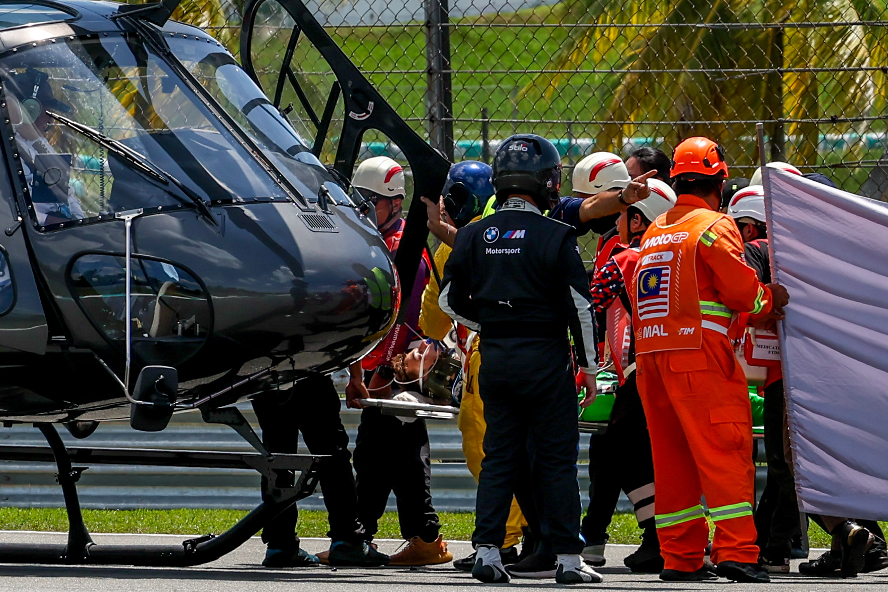 Moto 3, incidente per Dettwiler e Rueda a Sepang: elicottero in pista e piloti in ospedale Moto 3, incidente per Dettwiler e Rueda a Sepang: elicottero in pista e piloti in ospedale