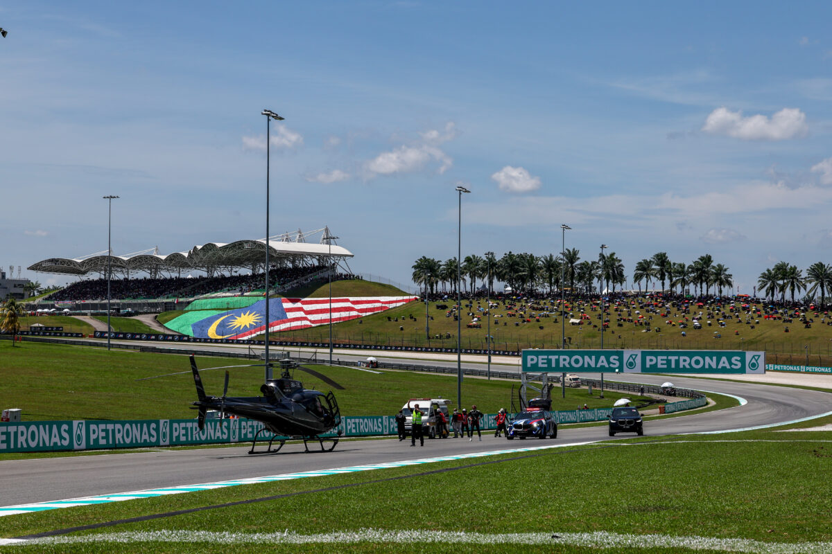 Moto 3, incidente per Dettwiler e Rueda a Sepang: elicottero in pista e piloti in ospedale Moto 3, incidente per Dettwiler e Rueda a Sepang: elicottero in pista e piloti in ospedale