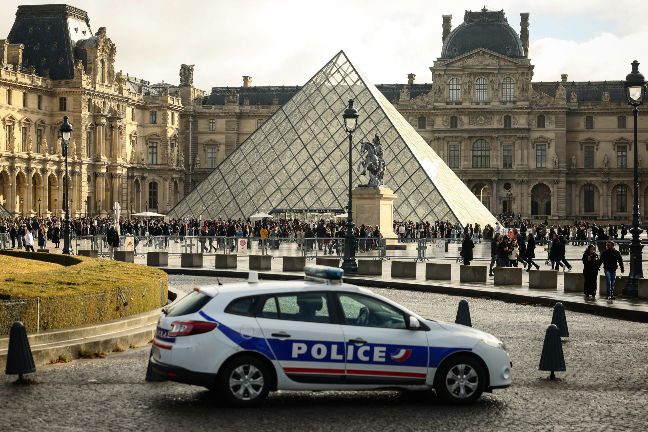Furto al Louvre, fermati due sospetti: stavano lasciando la Francia Furto al Louvre, fermati due sospetti: stavano lasciando la Francia