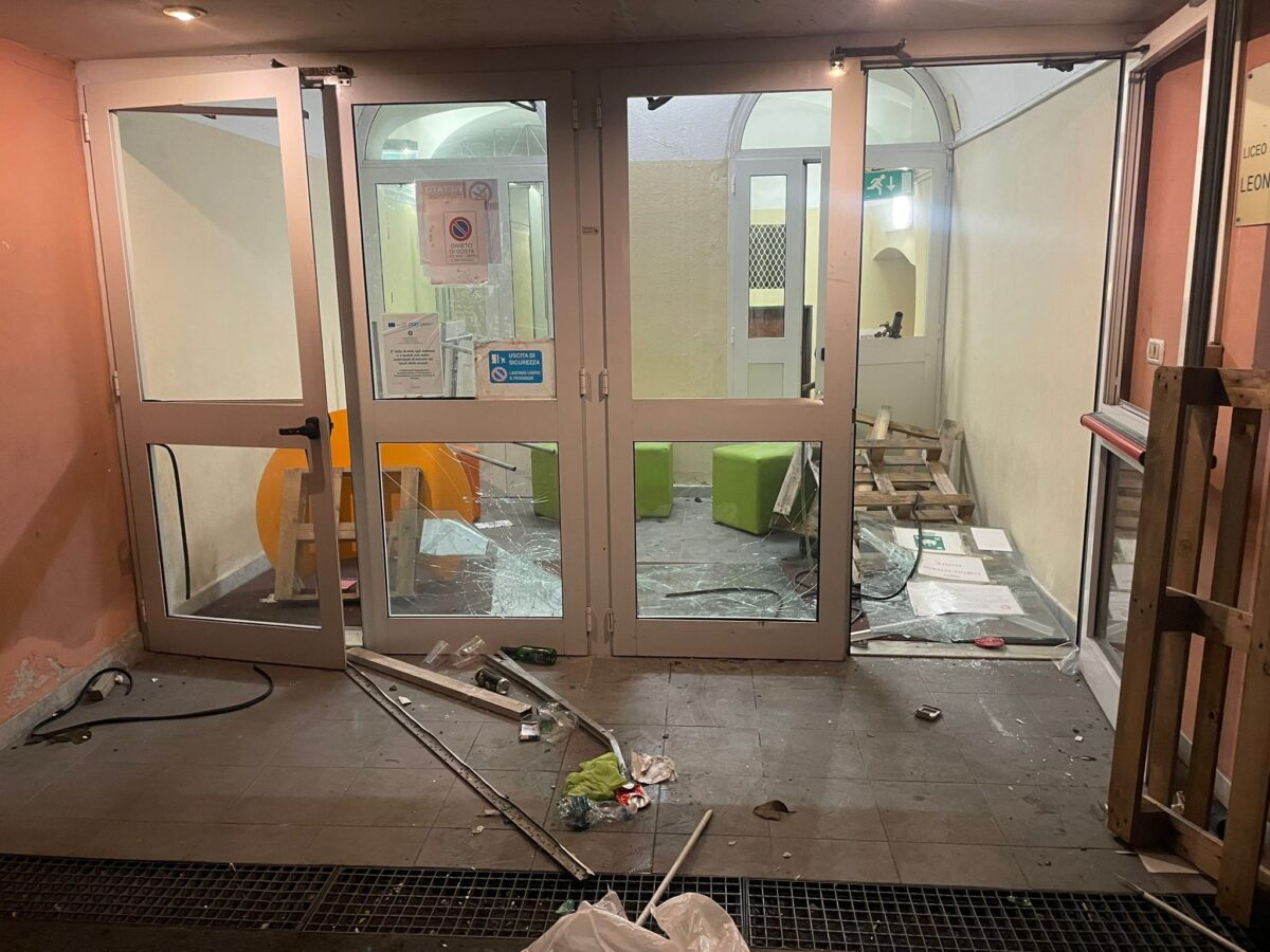 Genova, gruppo armato di spranghe vandalizza liceo con scritte nazifasciste Genova, gruppo armato di spranghe vandalizza liceo con scritte nazifasciste
