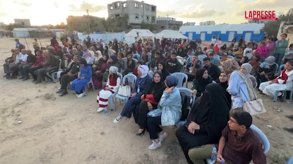 Gaza, la proiezione di “The Voice of Hind Rajab” tra le rovine di Deir al Balah: le immagini Gaza, la proiezione di “The Voice of Hind Rajab” tra le rovine di Deir al Balah: le immagini