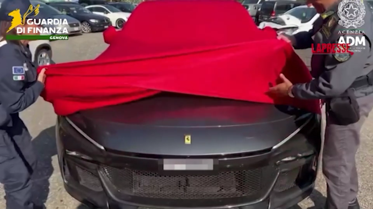 Genova, Ferrari da 700mila euro sequestrata per contrabbando: le immagini Genova, Ferrari da 700mila euro sequestrata per contrabbando: le immagini