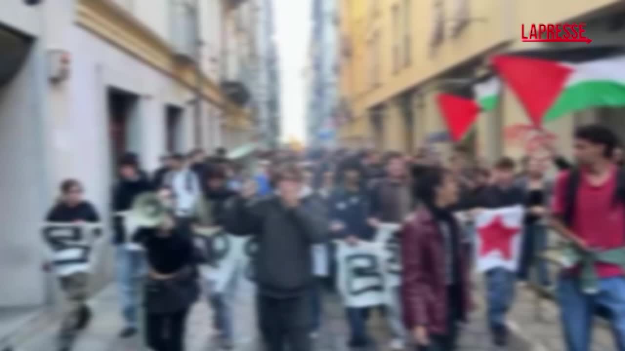 torino tensioni per volantinaggio davanti scuola fermato minorenne da Lapresse.it torino tensioni per volantinaggio davanti scuola fermato minorenne