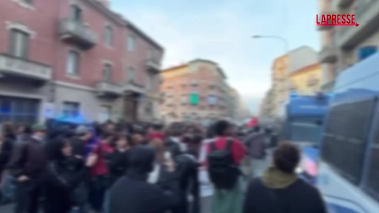 Torino, da corteo studenti lancio uova contro sede Fuan Torino, da corteo studenti lancio uova contro sede Fuan