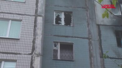Drone ucraino colpisce palazzo nel Donetsk: l'edificio è sventrato
