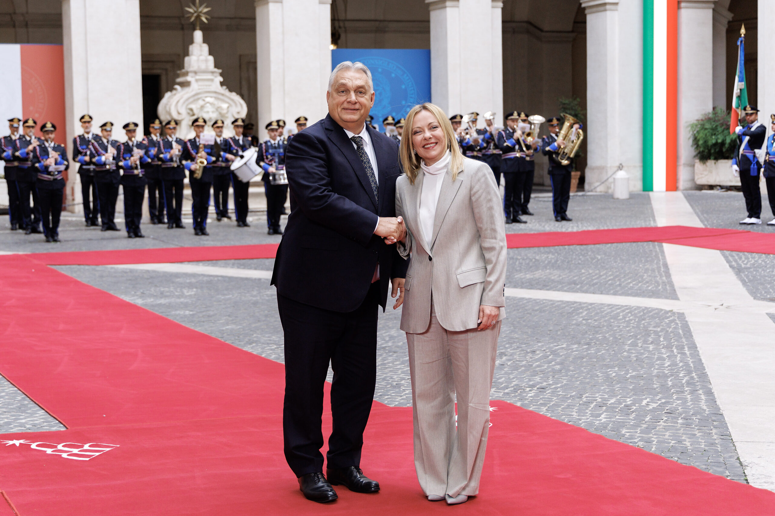 Orban vede Meloni, flash mob di Più Europa. E da Budapest attacco a ‘Report’