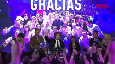 Argentina, vittoria schiacciante per Milei nelle elezioni midterm: le immagini della festa