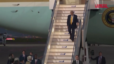 Giappone, l'arrivo di Donald Trump a Tokyo per incontrare la premier Takaichi