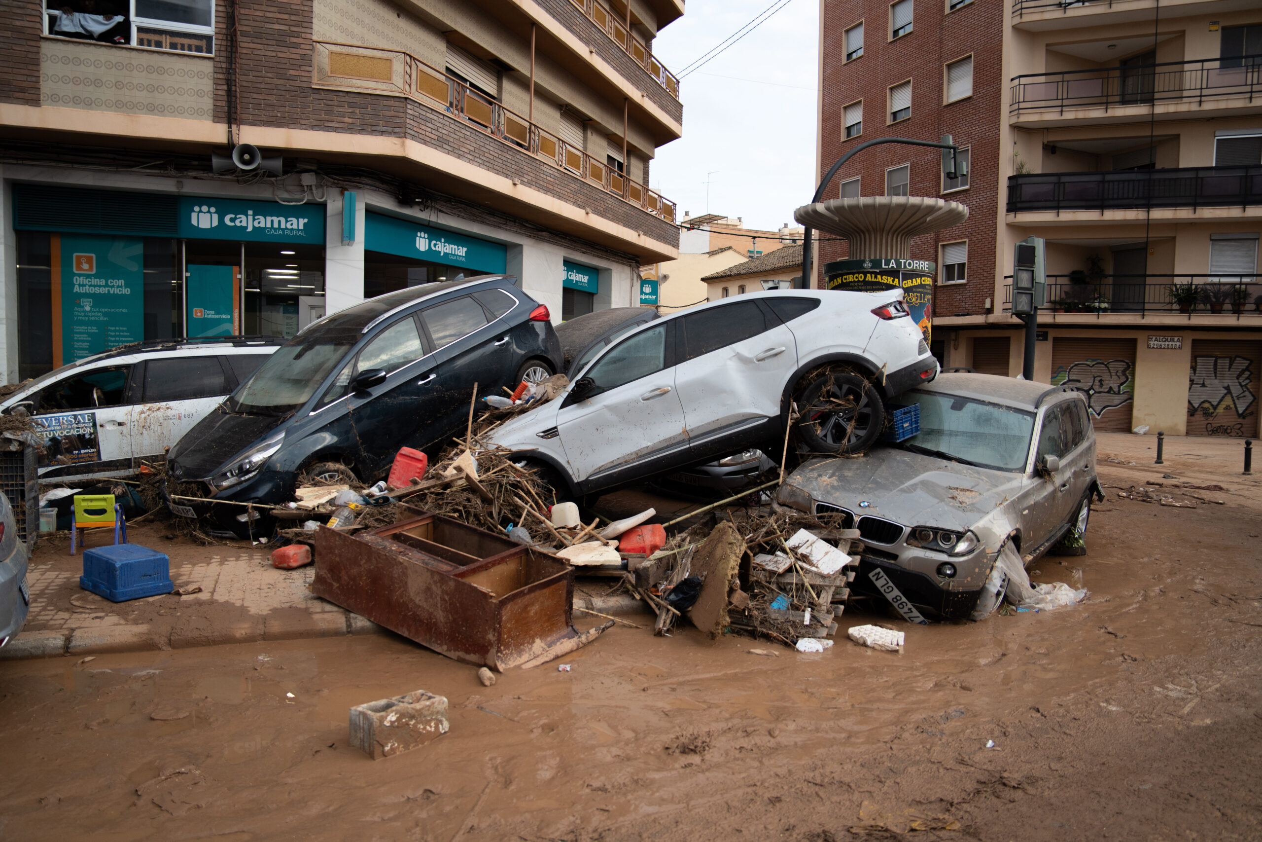 Spagna, un anno fa la Dana a Valencia: numeri, polemiche ed errori nella gestione dell’alluvione